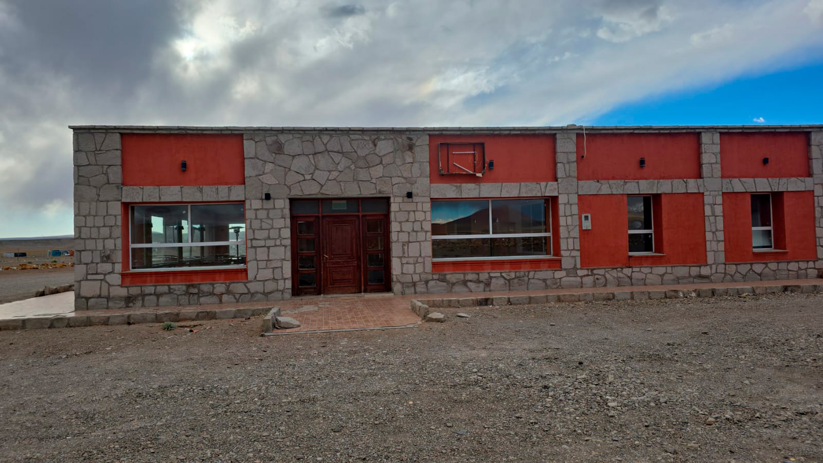 Frente del edificio Las Pirkas