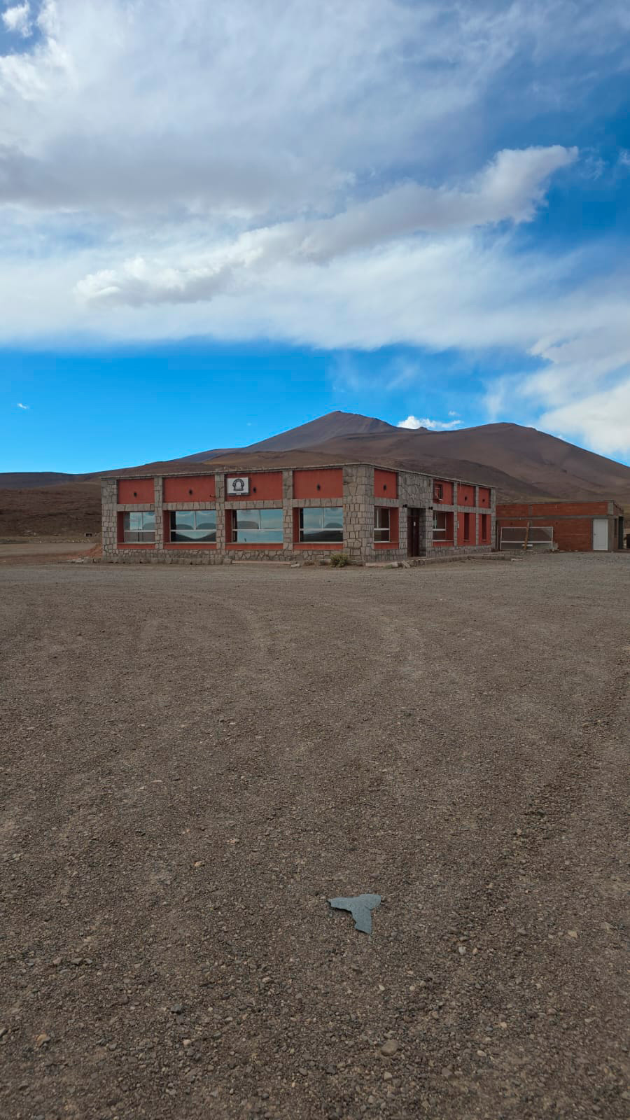 Vista exterior de Las Pirkas con montaña de fondo
