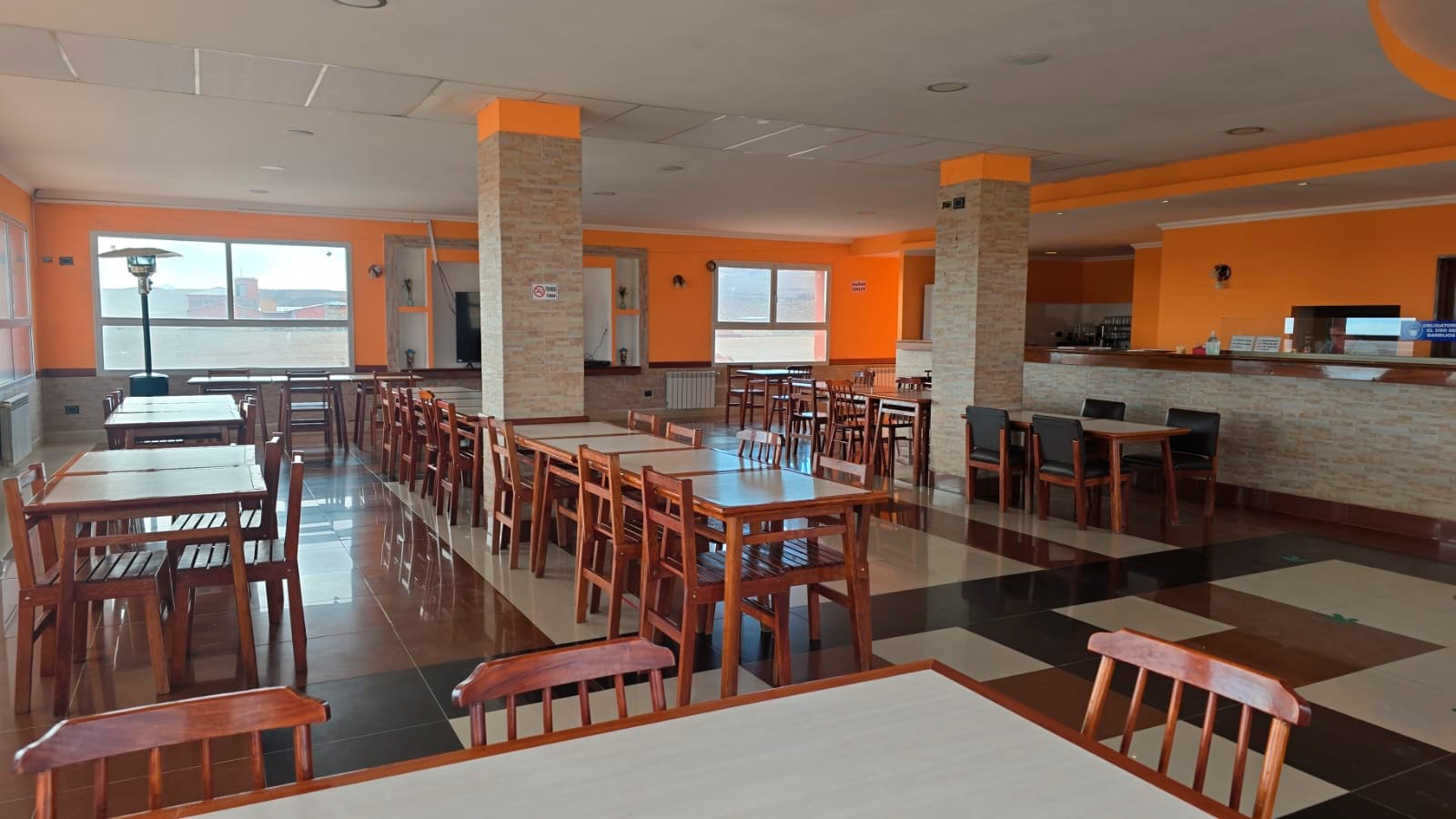 Mesas y salón interior Las Pirkas